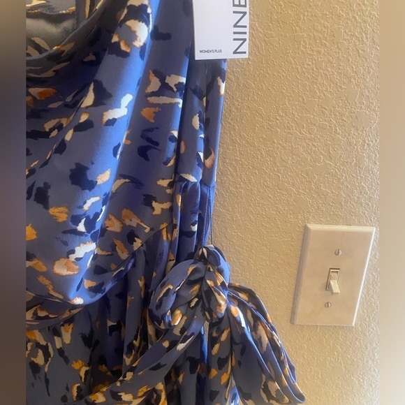 Nine West Blue/Pink Print -Asymmetrical neckline -One short -puff sleeve-2X - Picture 4 of 9